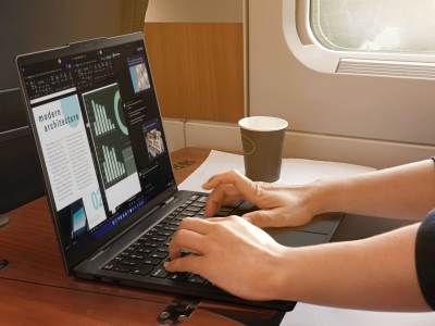 Lenovo Thinkpad X13s laptop u vozu  Lenovo Thinkpad X13s laptop u vozu