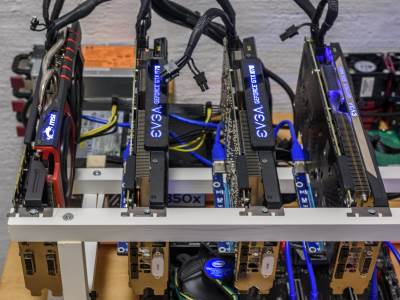 Rig za kopanje kriptovaluta sa četiri grafičke karte  Rig za kopanje kriptovaluta sa četiri grafičke karte