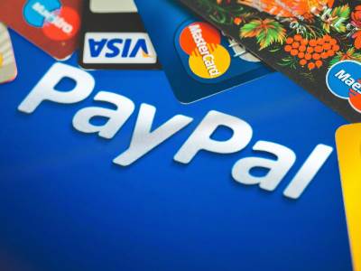 PayPal logo i nekoliko kreditnih kartica iznad  PayPal logo i nekoliko kreditnih kartica iznad