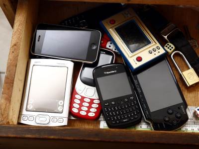 Stari telefoni u fioci Stari telefoni u fioci
