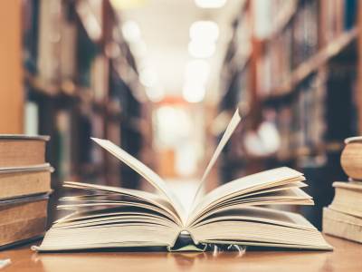 Otvorena knjiga na stolu  Otvorena knjiga na stolu