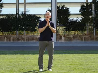 Tim Kuk Apple premijera 1.jpg  Tim Kuk Apple premijera 1.jpg