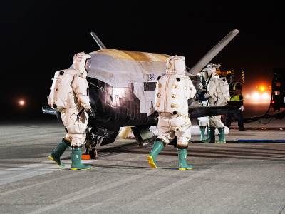 X 37B tajanstvena američka letelica sletela na zemlju nakon 908 dana u svemiru X 37B tajanstvena američka letelica sletela na zemlju nakon 908 dana u svemiru