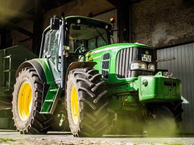 Zeleni John Deere traktor 